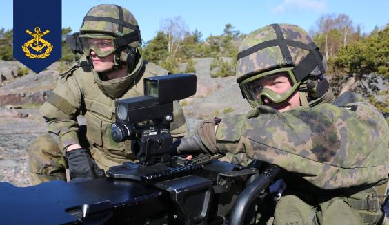 Kadetit harjoittelevat kranaattikonekivääriammuntaa. Kuva Puolustusvoimat, Simon Källman.