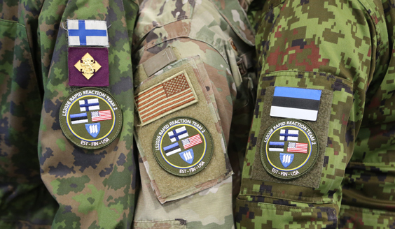 Närbild på de finländska, amerikanska och estländska soldaternas ärmar med ländernas flaggor samt ärmmärket Locked Shields 26 för den gemensamma truppen.