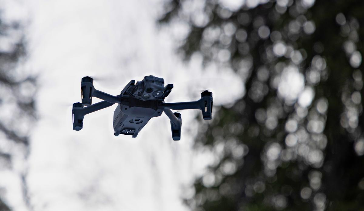 På bilden: Parrot Anafi USA mikroflygfarkost i luften.
