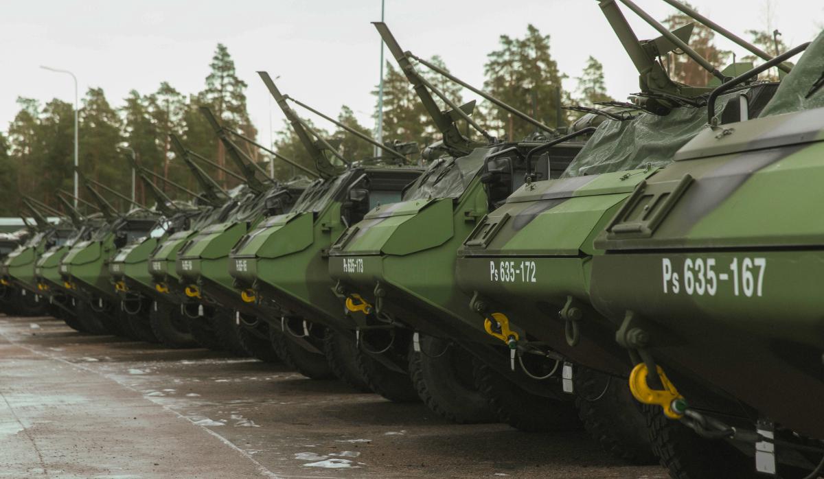 Kuvassa Patria XA-300 kuljetuspanssariajoneuvoja rivissä.