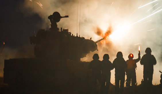 Övningstrupper skjuter i mörkret med luftvärnspansarvagnen ITPSV 90 Marksman.