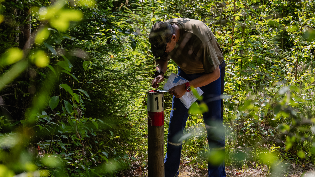 Soldat soma orientering sig i skog.