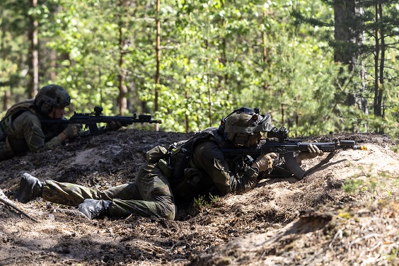 Two conscripts are in a firing position with their weapons in the field.
