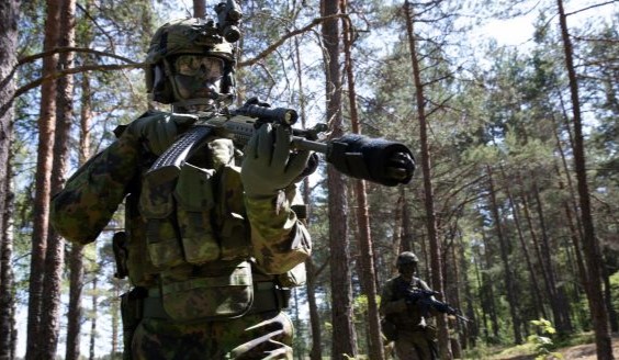 Kuvassa kaksi sotilasta, joilla rynnäkkökiväärit.