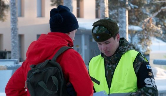 Sotilaspoliisi ja varusmiespalvelukseen saapuva henkilö