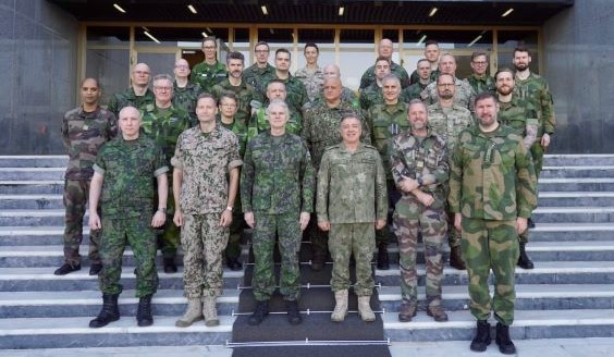 Ryhmäkuva sotilaista Naton Maavoimajohtoportaan (LANDCOM) edustalla, keskellä kuvaa Maavoimien komentaja Pasi Välimäki.