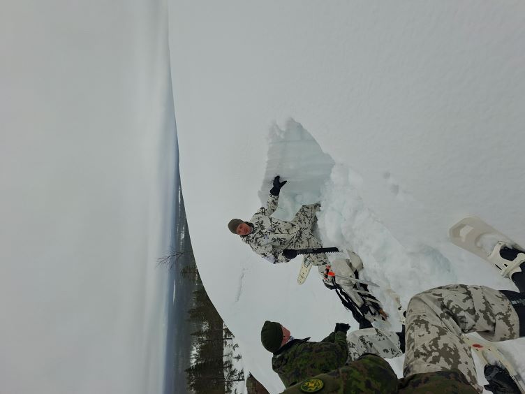 Commander of the Army, Lieutenant General Pasi Välimäki familiarises with conditions training. 