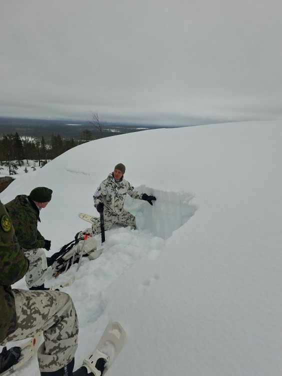 Maavoimien komentaja kenraaliluutnantti Pasi Välimäki tutustuu olosuhdekoulutukseen.