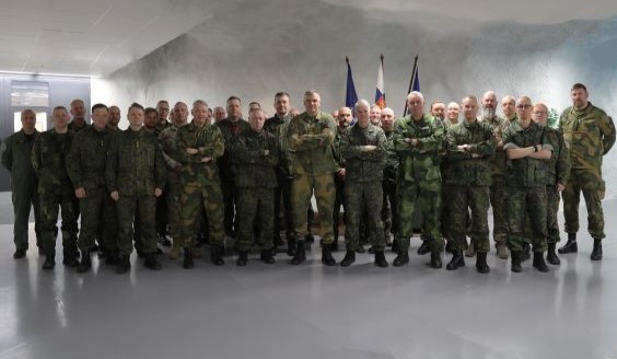 Group photo of the event participants, with The Commander of the Finnish Army and Multi-Corps Land Component Command Northwest (MCLCC-NW), Lieutenant General Pasi Välimäki in the middle.