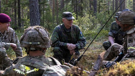 Commander of the Army, Lieutenant General Pasi Välimäki with soldiers from allied countries