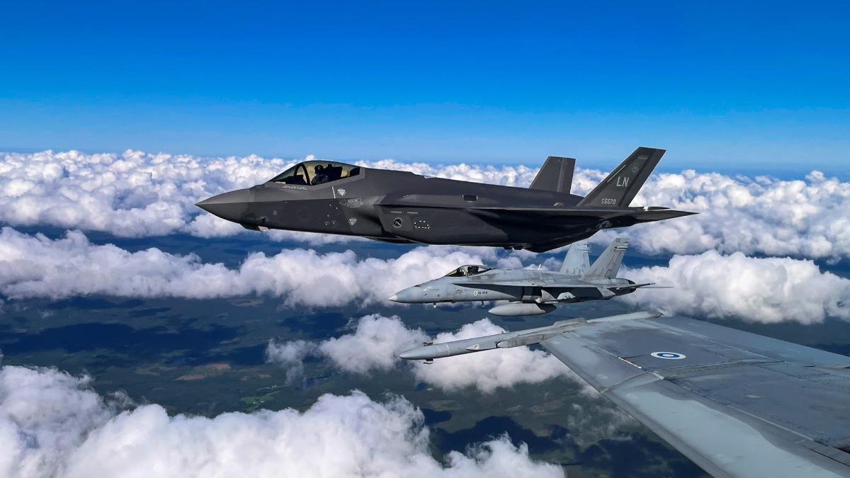 F-35A Lightning II och två finska F/A-18 Hornet-jaktplan