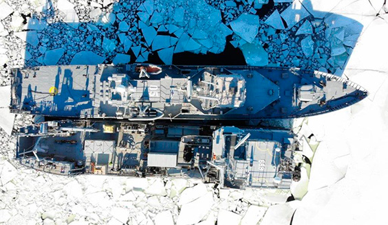 Rannikkolaivaston alukset jäisellä merellä