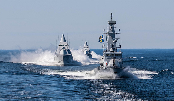 Tre fartyg av Svenska marinen till sjöss.