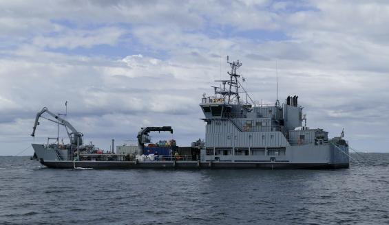 Öljyntorjunta-alus Hylje ankkuroituneena sukelluspaikalle.
