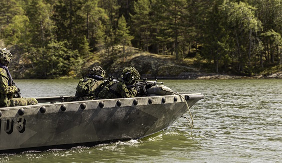 Varusmiehiä partioimassa saaristossa aluksen kyydissä.