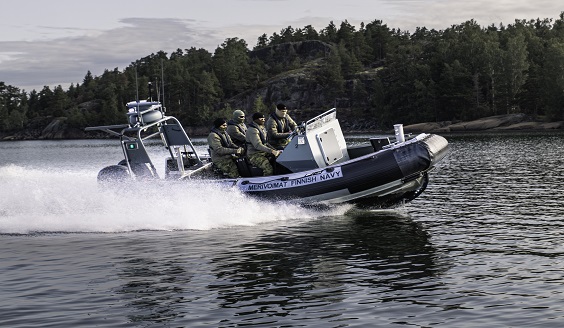 Raivausosaston henkilöstöä matkustaa veneellä.