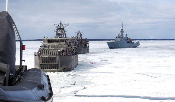 Kustflottans fartyg till sjöss vid is.
