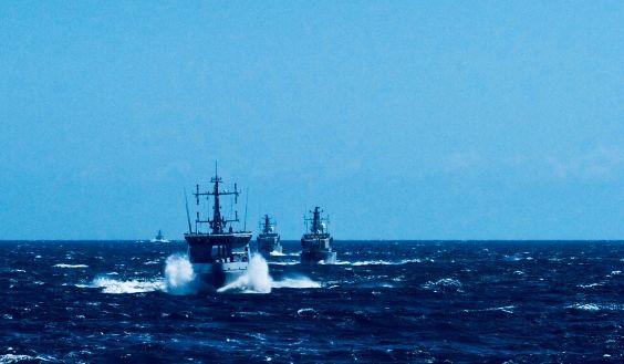 Katanpää-luokan alus ja ruotsalaisia aluksia merellä vauhdissa.