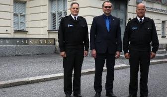 Puolustusministeri Niinistö Merivoimien esikunnassa