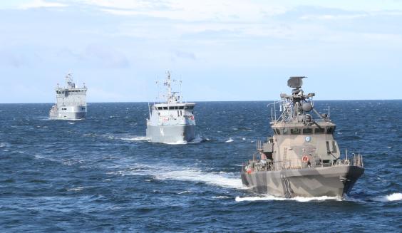Merivoimien aluksia merellä. Rauma-luokan ohjusvene, Katanpää-luokan miinantorjunta-alus sekä monitoimialus Louhi. Kuvituskuva. 