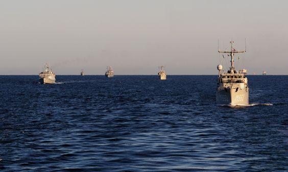 Naton pysyvän miinantorjunta-alusosaston laivoja kulussa merellä