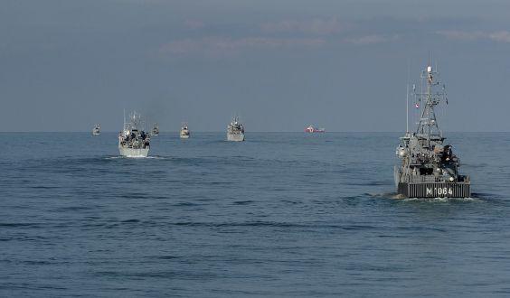 Naton pysyvän miinantorjunta-alusosaston aluksia merellä.