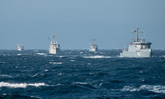Naton miinantorjunta-alusosaston aluksia merellä.
