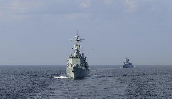German and Portugeuse frigates at sea.