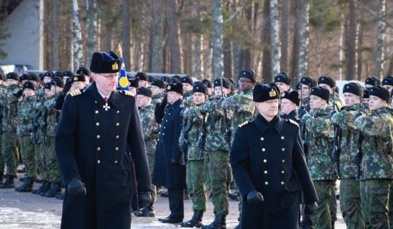 Kommodori Vesa Tuominen ja Kommodori Janne Huusko tarkastivat paraatijoukot komentajan vaihtotilaisuudessa Rannikkoprikaatissa. Kommodori Huusko aloittaa 1. maaliskuuta Rannikkoprikaatin komentajana.