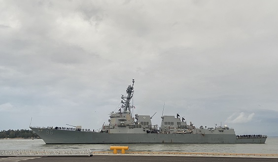 USS Bainbridge närmar sig till hamnen.