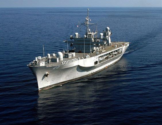 Kuvassa Ridge-luokan johtoalus USS Mouth Whitney merellä.