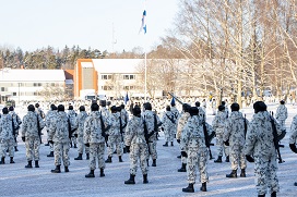 Alokkaita ryhmittyneenä talvella paraatikentälle sotilasvalassa.