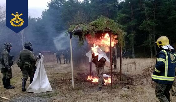 Aliupseerit ovat polttotaisteluharjoituksessa Gyltön harjoitusalueella. Kuva Puolustusvoimat.