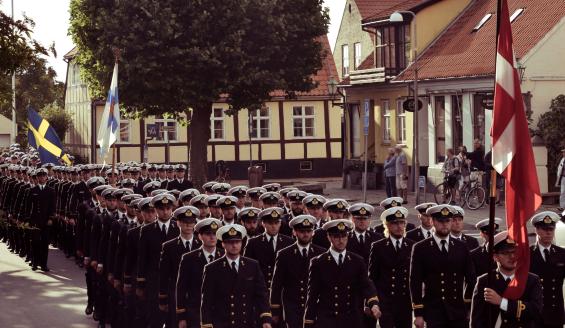 Merikadetit marssivat Ronnen keskustaan. Kuva: Tanskan merivoimat
