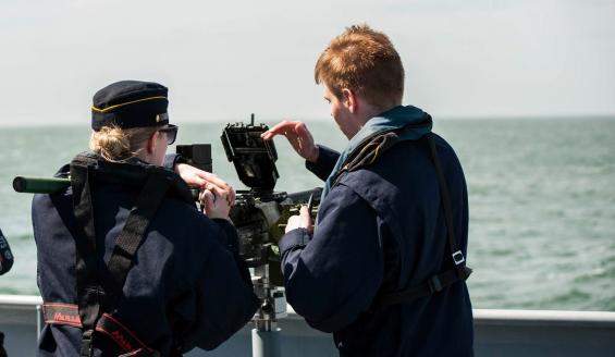 Ensimmäisen vuosikurssin kadetti saa laivakonekiväärikoulutusta.