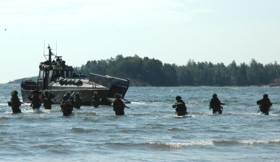 Soldater tränar landstigning. Bild Försvarsmakten.