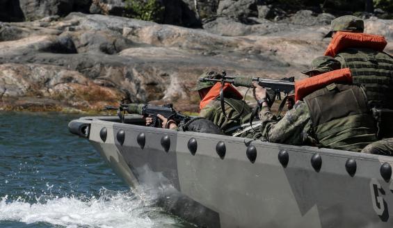 Varusmiehet harjoittelevat maihinnousua.