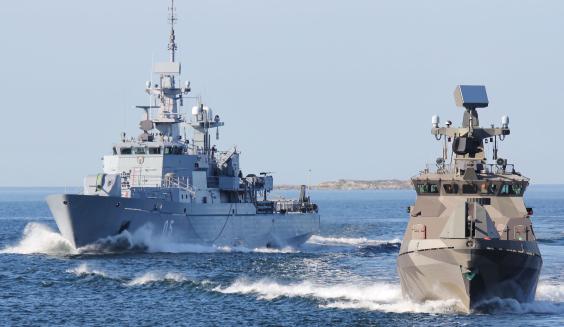 Miinalaiva ja ohjusvene merellä. Kuva Puolustusvoimat Niko Muukka.