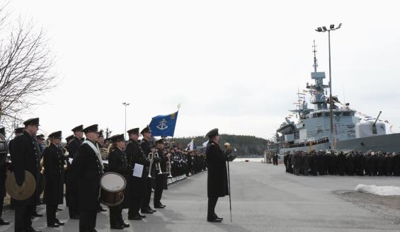 Laivaston soittokunta ja Rannikkolaivaston joukot ryhmittyneenä paraatikatselmukseen.