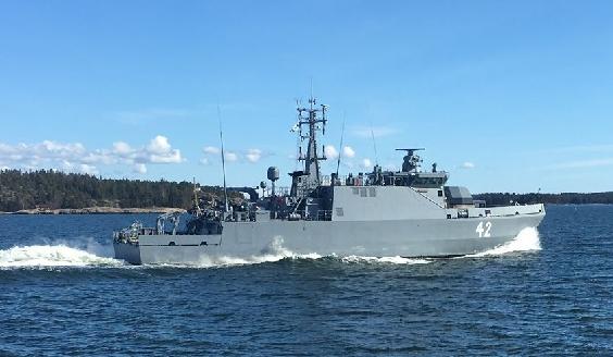 Katanpää-luokan miinatorjunta-alus merellä.