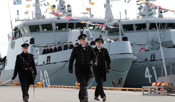 Kommodori Erkki Mikkola (keskellä) ja kommodori Jukka Anteroinen tarkastavat joukot satamassa.