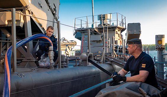 Ohjusvene Porvoo on kiinnittynyt öljyntorjunta-aluksen kylkeen huoltotoimenpiteiden ajaksi.