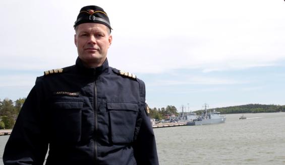 Rannikkolaivaston komentaja kommodori Jukka Anteroinen.