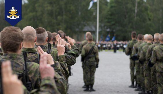 Alokkaat kokoontuneet valan- ja vakuutuksen vannomistilaisuuteen.