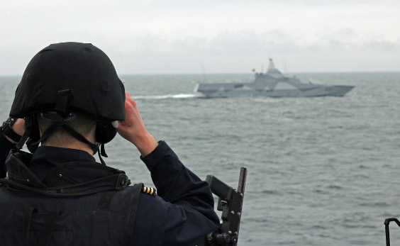 Miinalaiva Uusimaa ja Ruotsin merivoimien korvetti HMS Helsingborg yhteisharjoituksessa.
