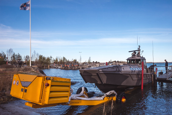 Peruskorjattua Jurmo-luokan kuljetusvenettä lasketaan vesille.