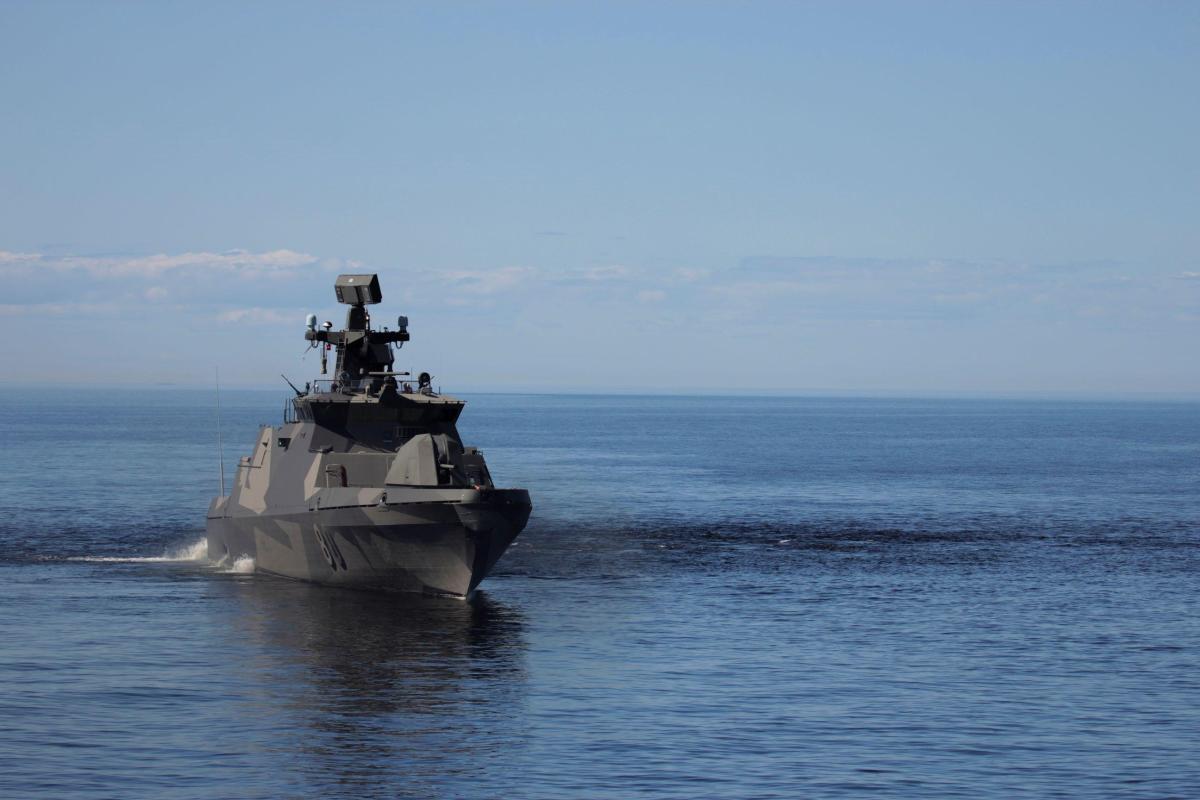 Kuvassa on Hamina-luokan ohjusvene merellä kesällä.