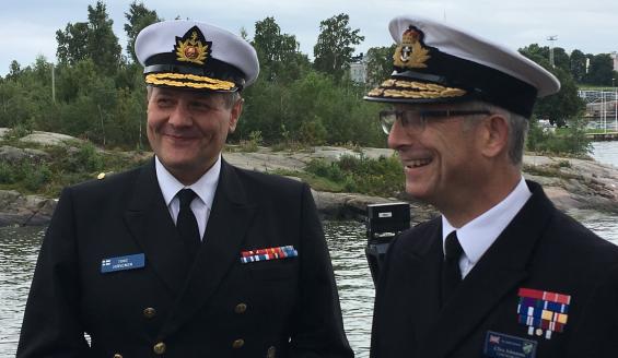 Lippueamiraali Hirvonen ja Vara-amiraali Johnstone.