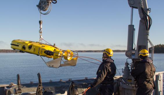 Katanpää-luokan kauko-ohjattava ROV-M lasketaan mereen.