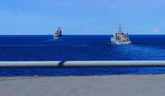 Naton miinantorjunta-aluksia merellä.